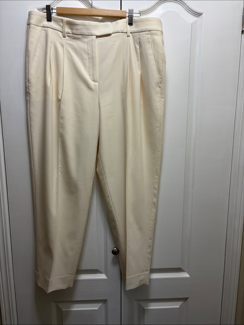 Banana Republic Pleat-Front Ankle Length Tapered Wool Trousers. Size 16.